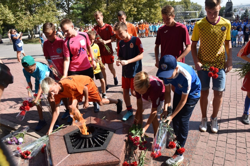 У Вечного огня в день открытия Фестиваля Севастопольского юношеского футбола! Мы - Севастополь!