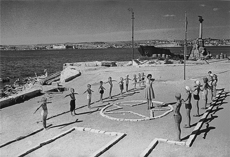 Зарядка детсадовцев на Приморском. 1944 год.