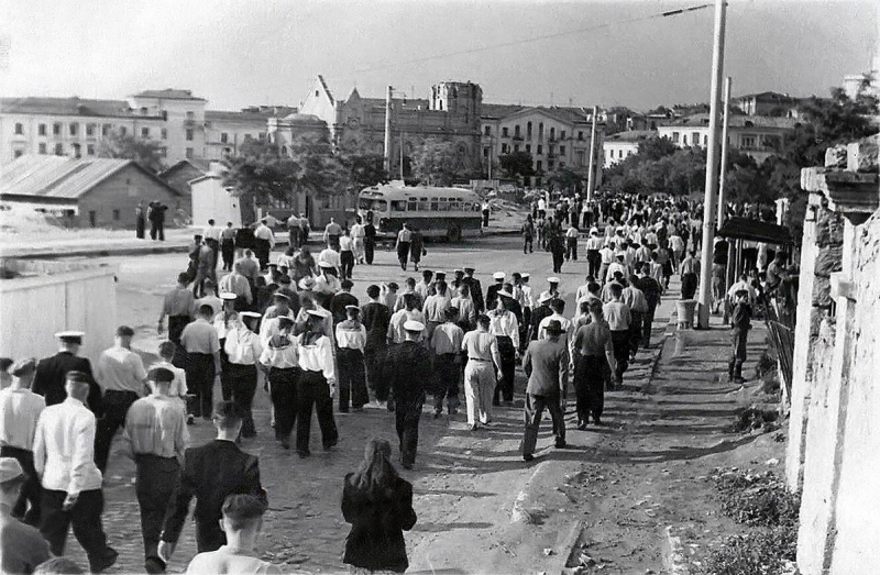 Люди идут на площадь Ушакова после футбольного матча на стадионе Флота. Начало 60-х годов