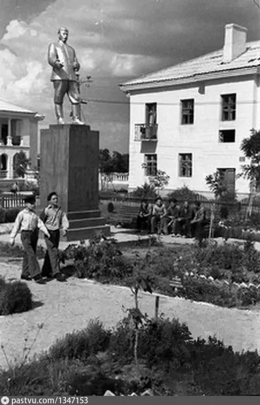 Памятник И. В. Сталину на ул. Н. Музыки 28