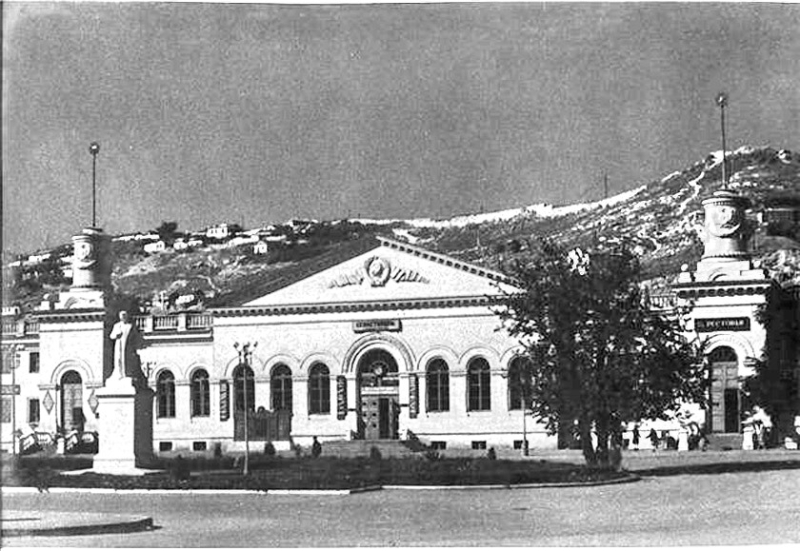 Памятник И. В. Сталину на жележнодорожном вокзале