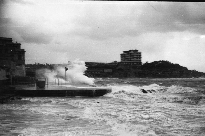 Шторм на Приморском и вдали Моргидрофиз.