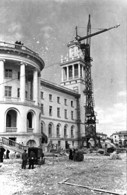 Установка шпиля на Матросском клубе. 1954 г.