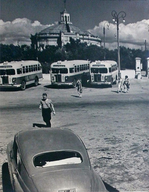 Стоянка туристических автобусов у Панорамы