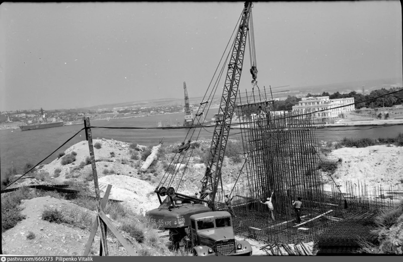 Строительство монумента Штык и Парус