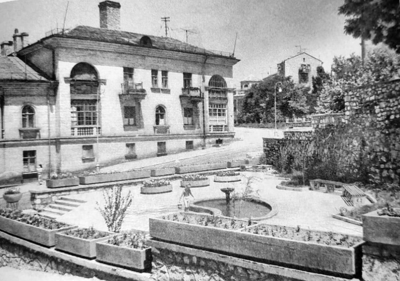 Уютный дворик на улице А. В. Суворова