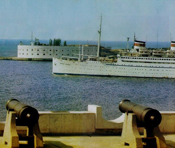 Адмирал Нахимов выходит из Севастопольской бухты