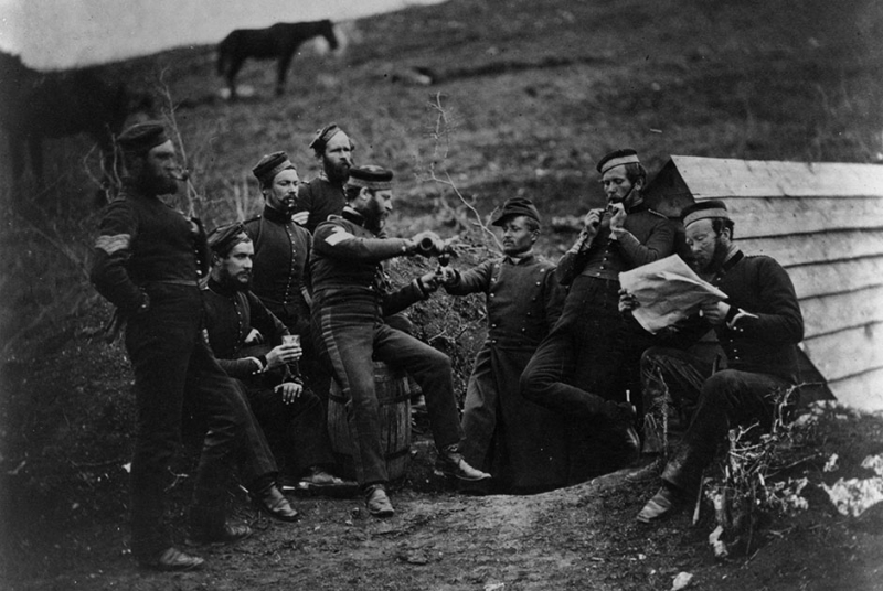 Англичане пьют в Балаклаве.