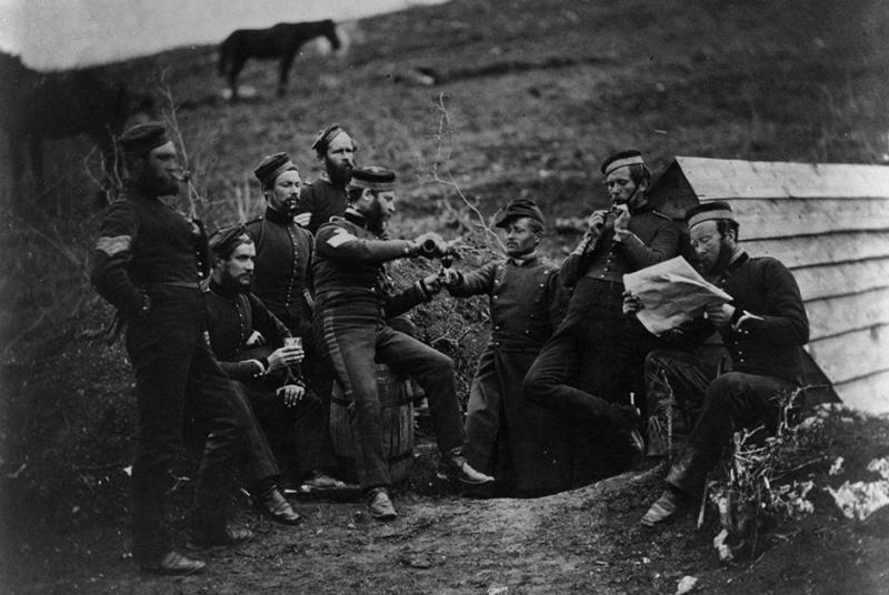 Англичане пьют в Балаклаве.