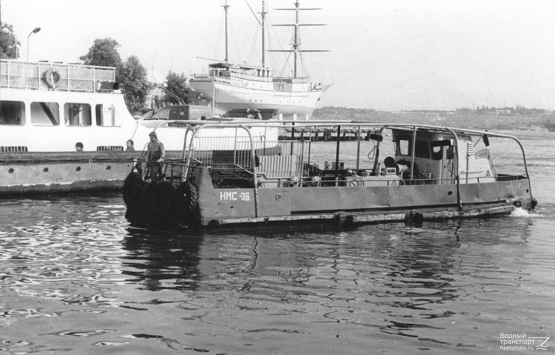 Артбухта. Нефтемусоросборщик. 1980 г.