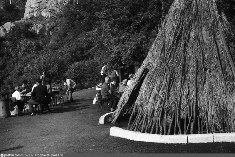 Байдарские ворота. Шалаш у ресторана. 1968 г.