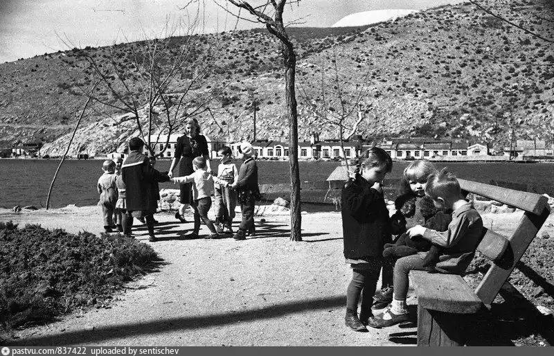 Балаклава. Дети с женой военнослужащего Волнухиной в осажденной Балаклаве на прогулке по набережной. 1942 г.