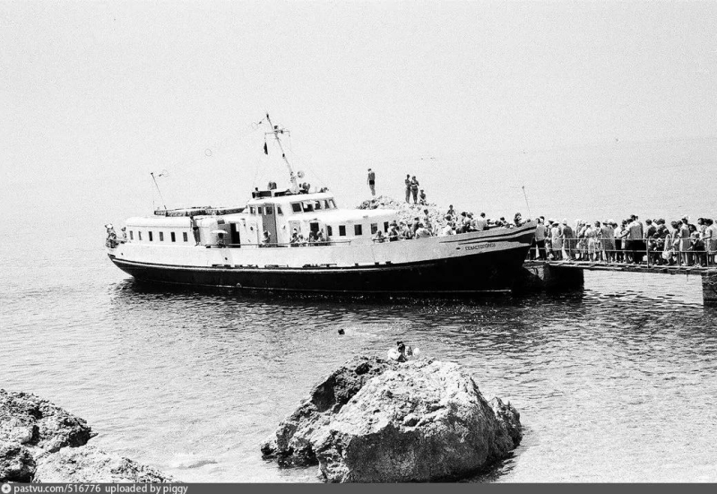 Балаклава. Катер у причала Золотого пляжа. 1967 г.