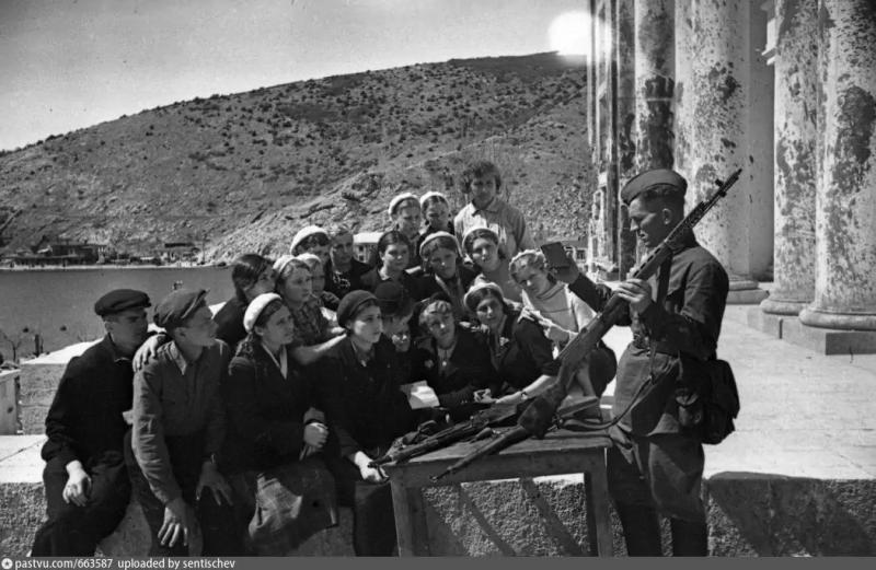 Балаклава. Обучение молодежи военному делу. 1942 г