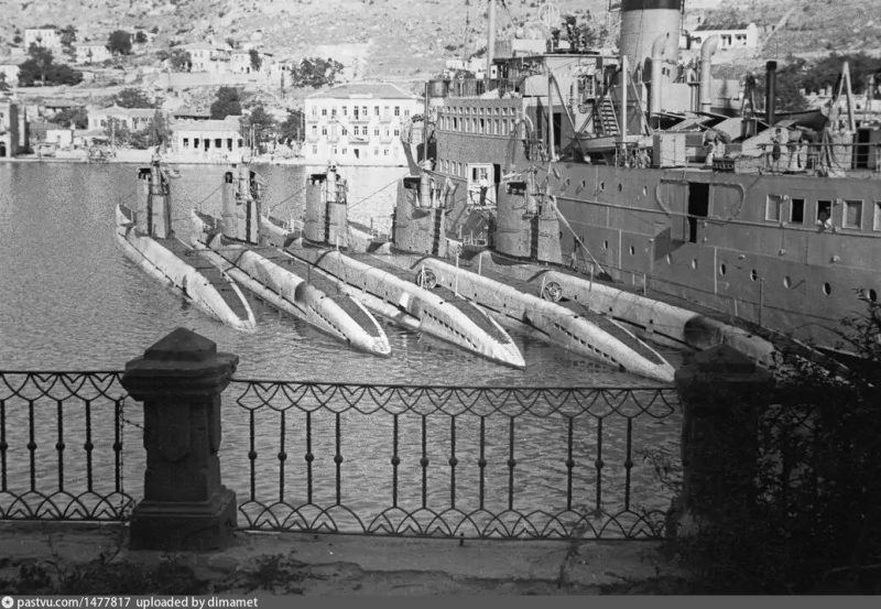 Балаклава. Подлодки рядом с плавбазой. 1944 г.