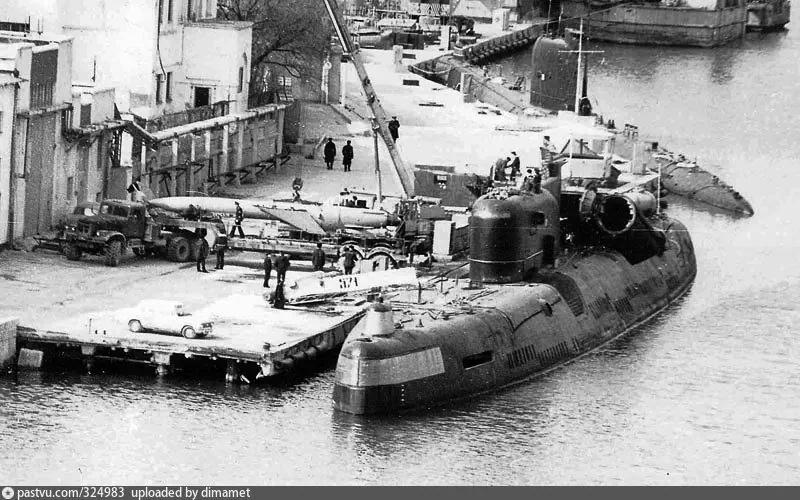 Балаклава. Погрузка крылатых ракет на подводную лодку. 1990-е годы