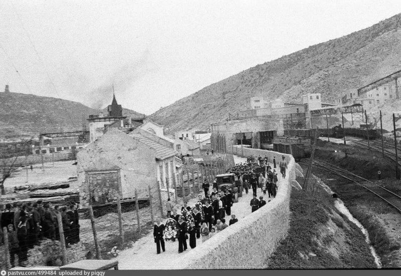 Балаклава. Похороны моряка Шаболин с парохода Десна. 1950 г