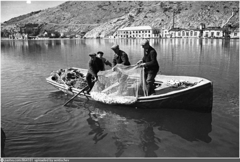 Балаклава. Рыбаки с уловом. 1941 г