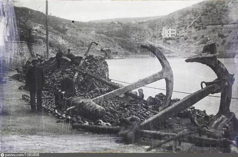 Балаклава. Якоря и цепи английских кораблей, поднятые ЭПРОН. 1924 г