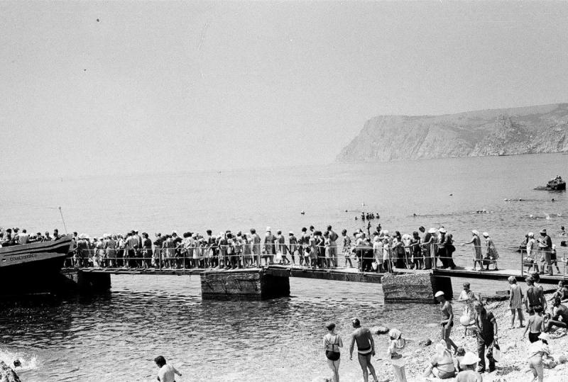 Балаклава. Золотой пляж. Посадка на катер в Балаклаву.