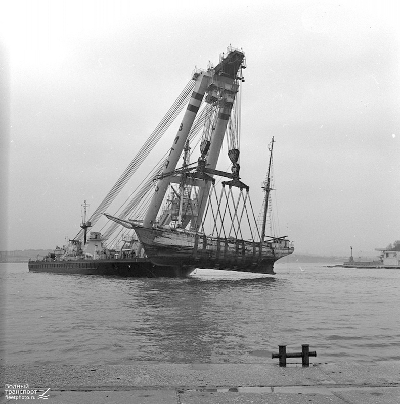 Баркентина 1. Плавкран несет Баркентину (бывший Кропоткин) 1980 годы