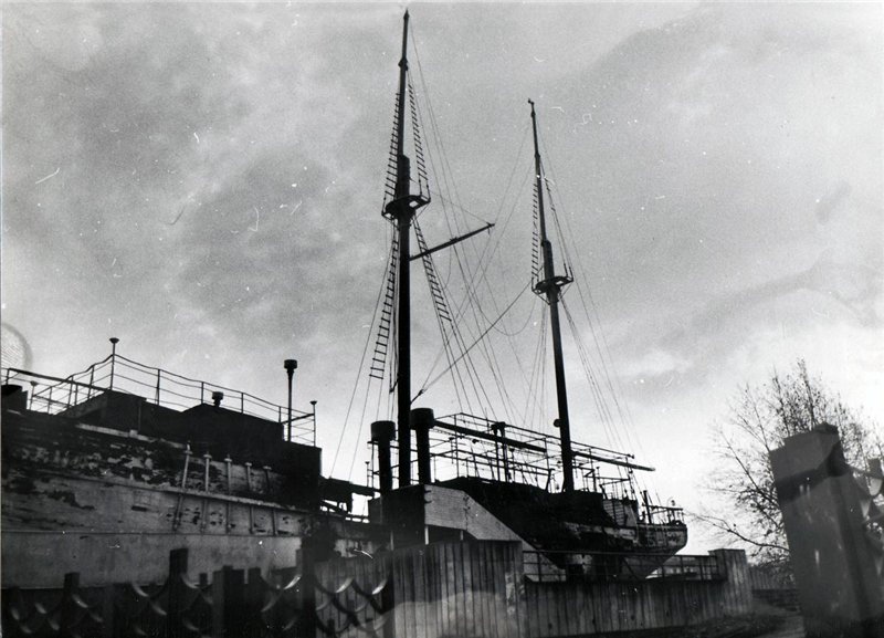 Баркентина после пожара.