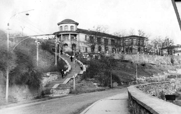 Библиотека имени Л. Н. Толстого и Красный спуск. 1969 г.