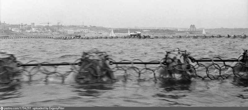 Боновое заграждениепри входе в Севастопольскую бухту. Вдали так называемые Мартышкины уши - локаторы у Мартыновой бухты. 1970 г.