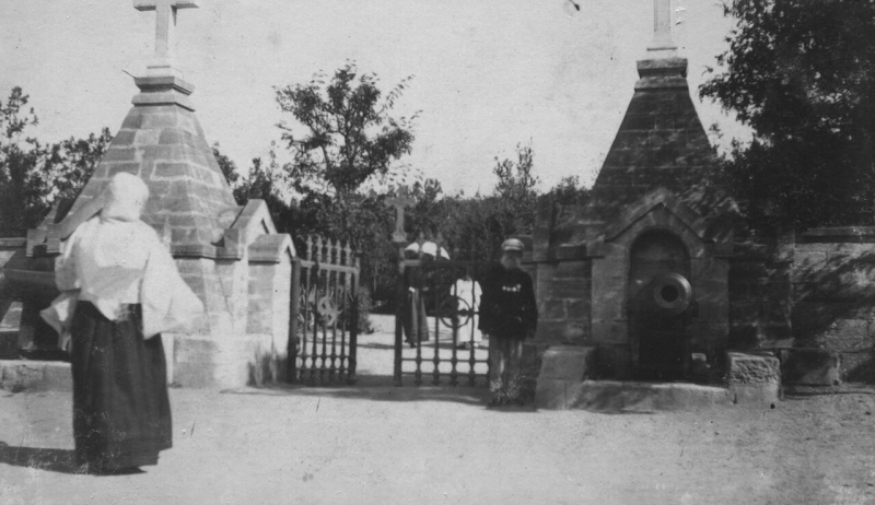 Братское кладбище. Центральный вход.