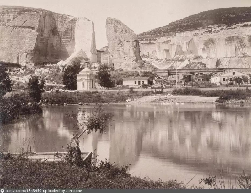 Часовня памяти русских воинов, погибших в Инкерманском сражении Крымской войны. Седства на нее собирал участник сражения матрос Никита Андреевич Коновченко. Построена в 1885 году