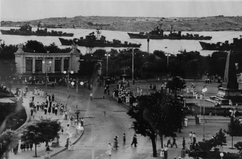 Черноморская эскадра в Севастопольской бухте