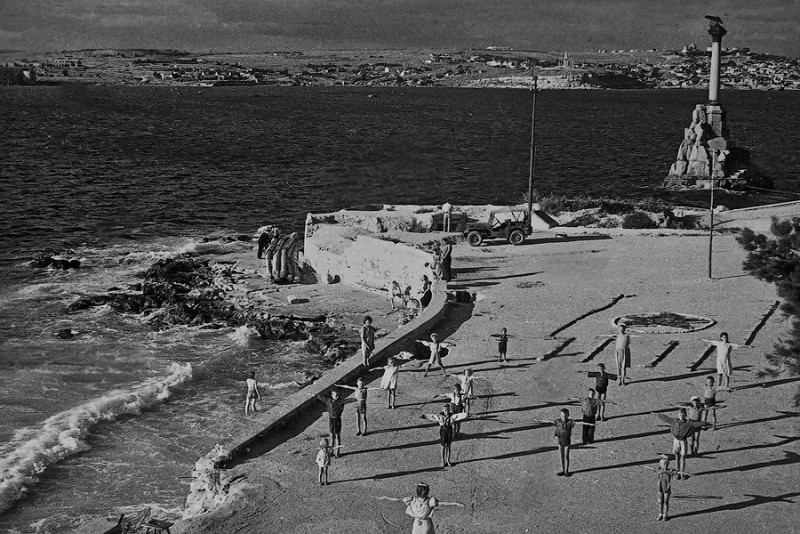 Детсадовцы проводят зарядку на Приморском бульваре