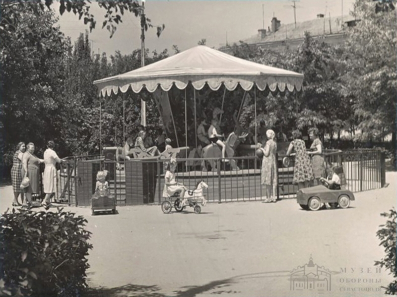 Детский парк. Карусель. Конец 1950-х, начало 1960-х годов