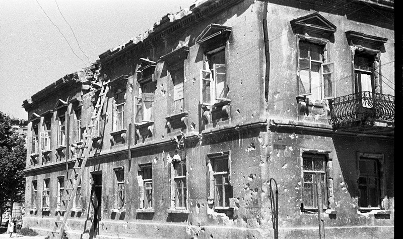 Дом Волохова с последней квартирой П. С. Нахимова. 1945 г.