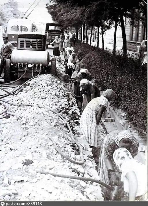 Дорожные работы на улице Ленина. 1955 г. Обратите внимание на то, что на земляных работах трудятся одни женщины. 1955 г.