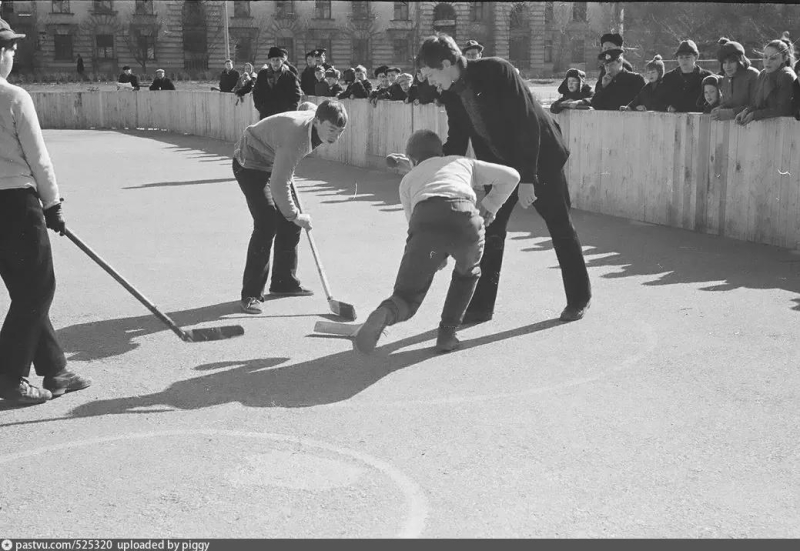Дворовой хоккей в Комсомольском парке...
