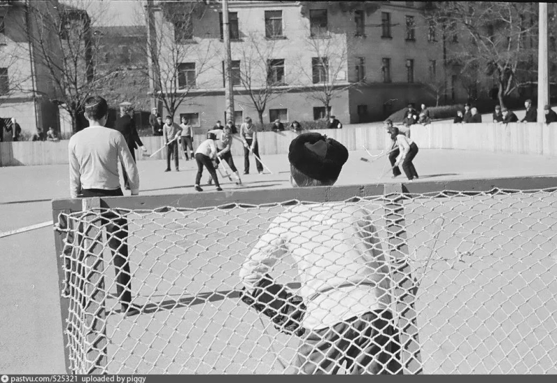 Дворовой хоккей в Комсомольском парке.