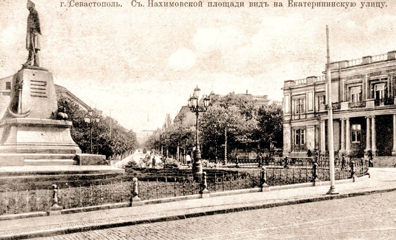 Екатерининская площадь и памятник П. С. Нахимову