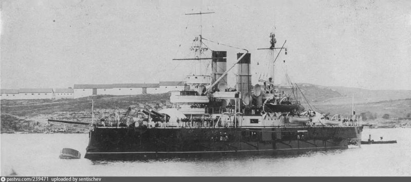 Эскадренный броненосец Двенадцать апостолов в Севастопльской бухте. Начало 20-го века
