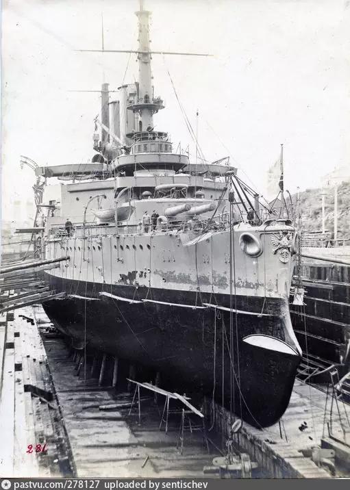 Эскадренный броненосец Три святителя в адмиралтейском доке. Начало 20-го века