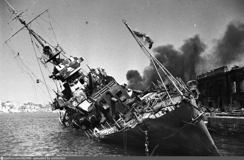 Эсминец Свободный в момент гибели. 1942 г.