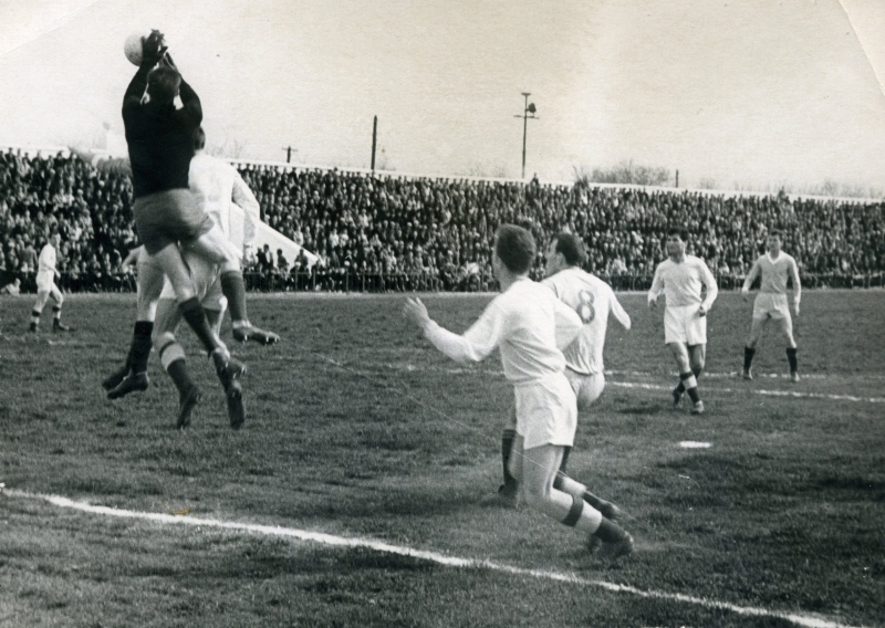 Флотский стадион. Момент игры. Трибуна полны!