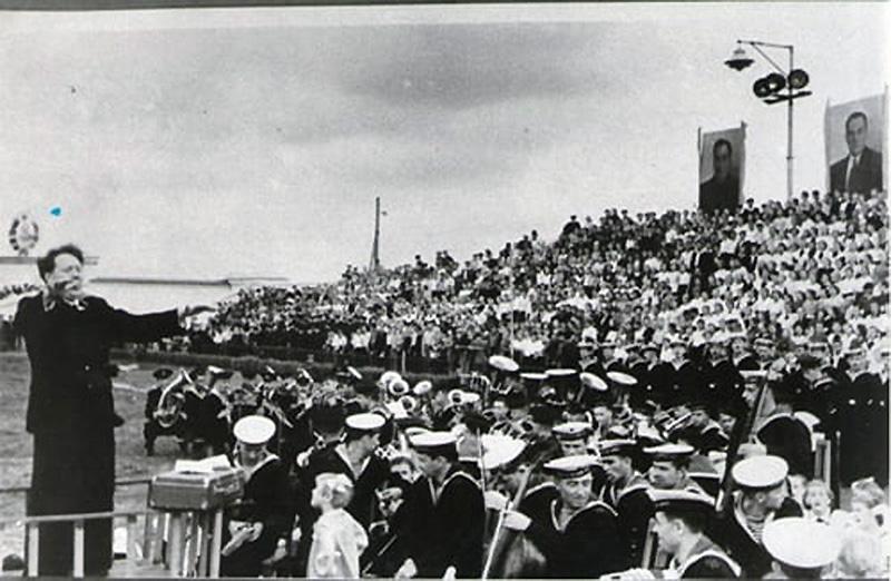 Флотский стадион. Первое исполнение Гимна Города.
