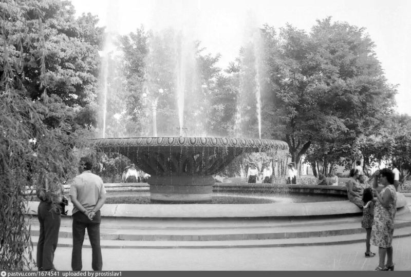 Фонтан у здания Панорамы 2