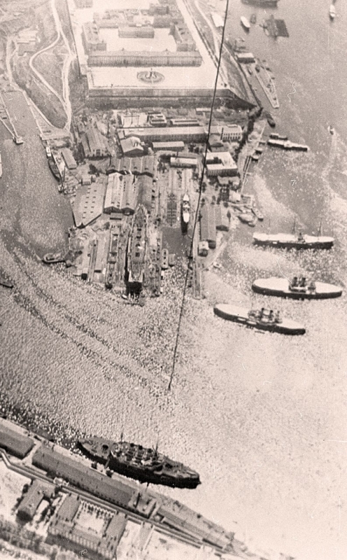 Фото с воздушного шара. Лазаревские казармы, стапель Адмиралтейства и корабли в бухте. 1902 г.
