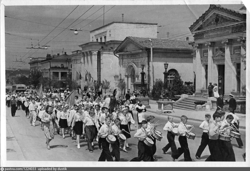 Севастополь. День Пионерии в далеком 1955 году!