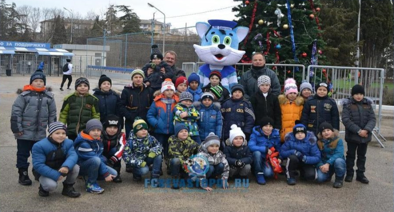 Команда Рубин Инкерман на новогодней елке в ФК Севастополь 2012 г.