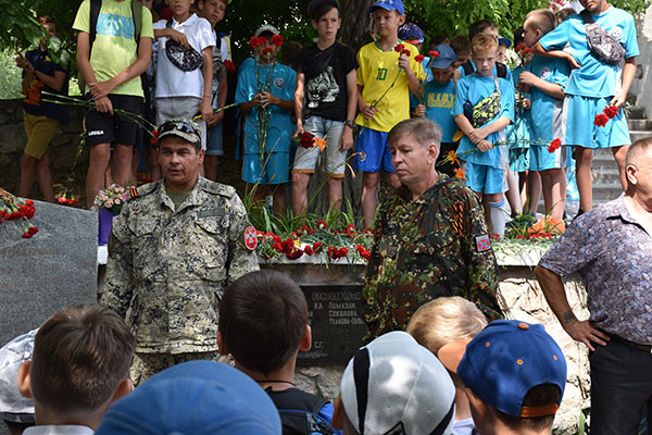 Бойцы СВО выступают перед детьми.