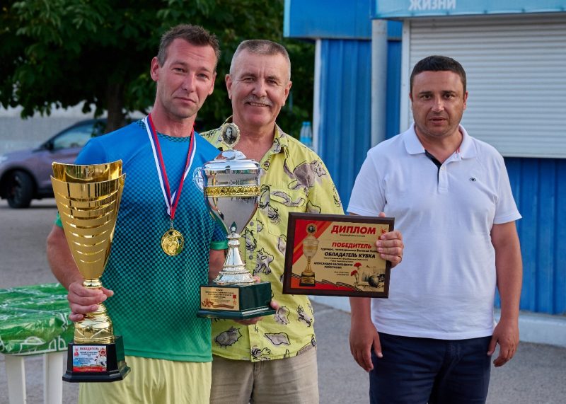 С наградами турнира.