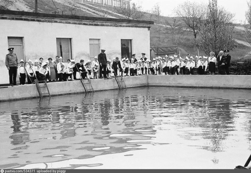 Голландия. СВВМИУ. Пионеры с экскурсией у водолазного полигона